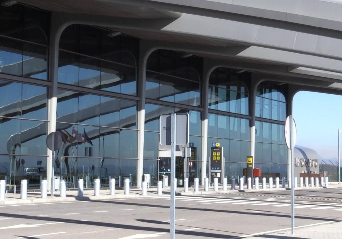 Entrada a la terminal del Aeropuerto de León.