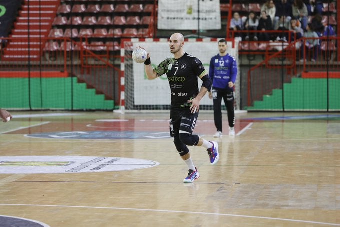 El central asturiano Adrián Fernández en un partido con el BM Torrelavega.