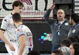 Dani Gordo, entrenador del Abanca Ademar, en un partido de esta temporada.