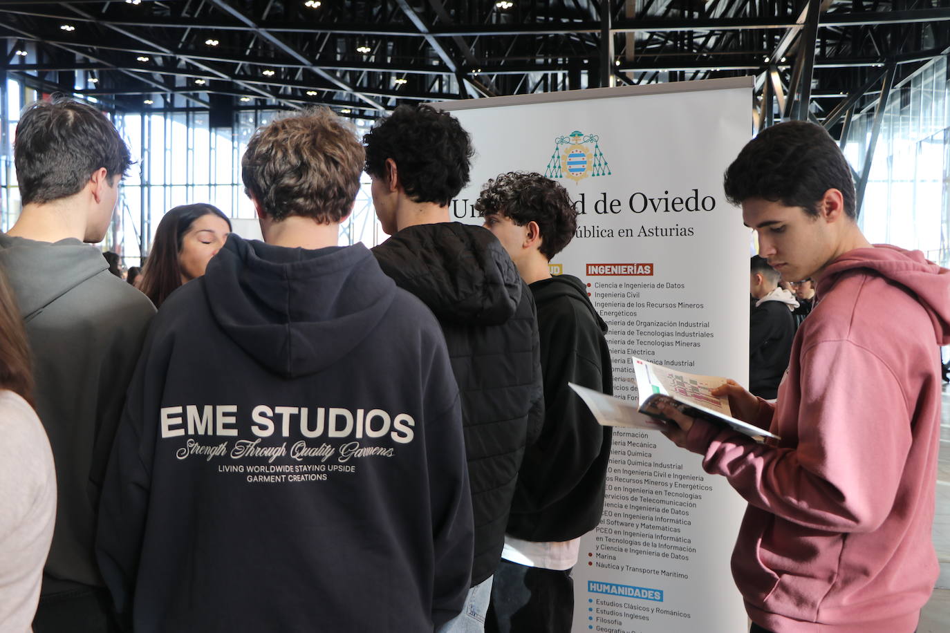 Alumnos de bachillerato acuden a la feria Unitour en el Palacio de Exposiciones de León.