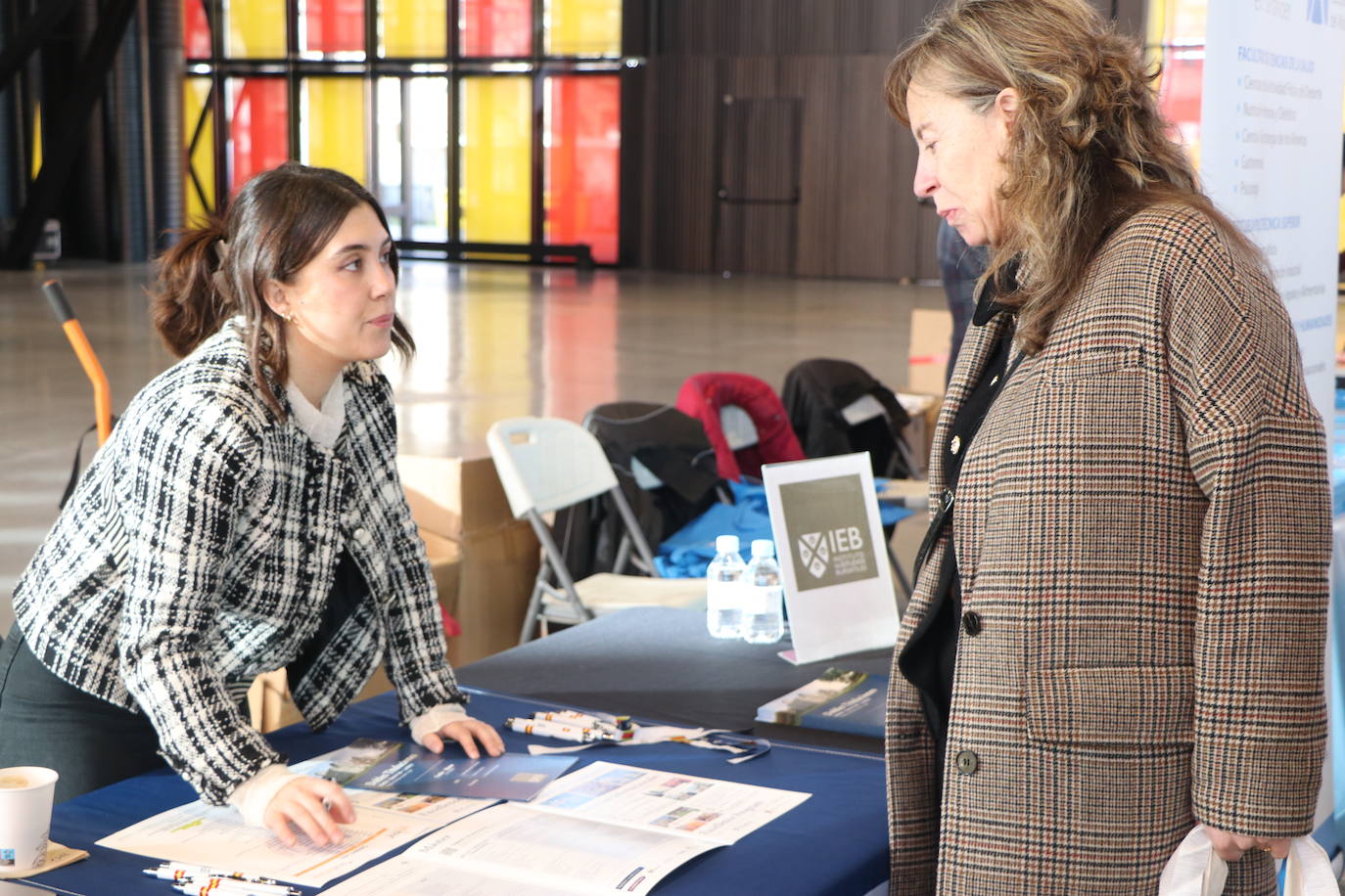 Padres de alumnhos acuden a la feria Unitour en el Palacio de Exposiciones de León.