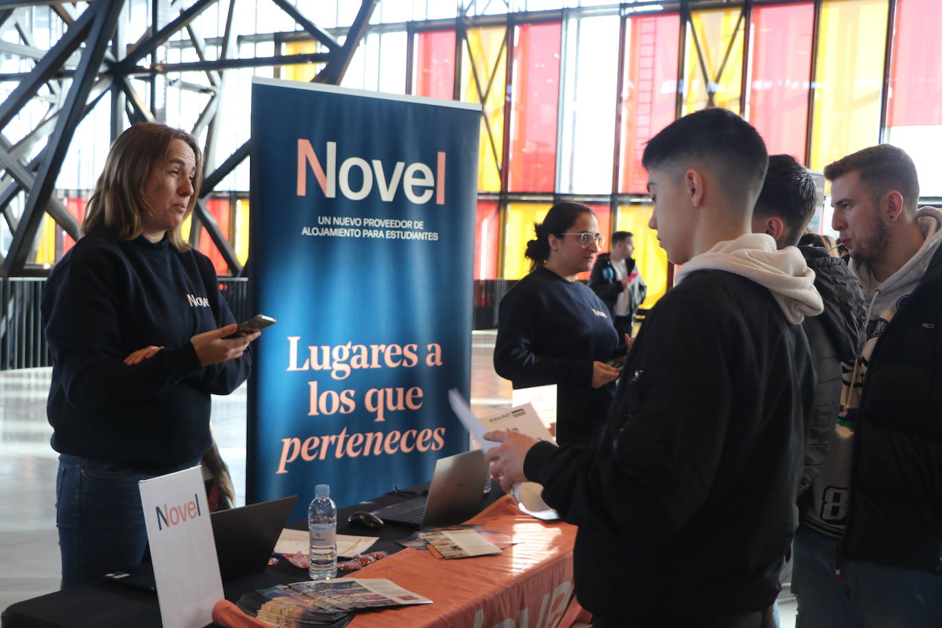 Alumnos de bachillerato acuden a la feria Unitour en el Palacio de Exposiciones de León.