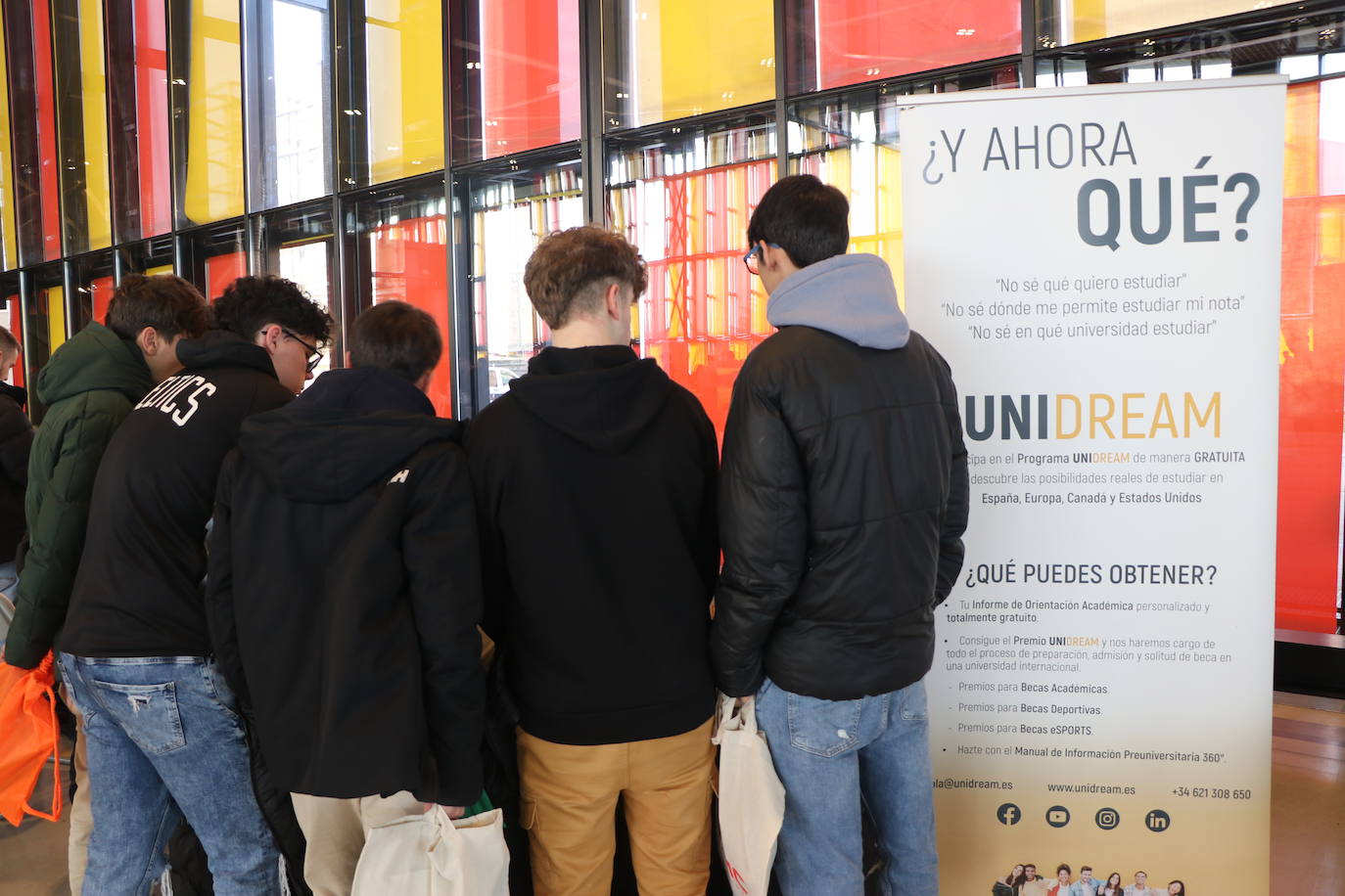 Alumnos de bachillerato acuden a la feria Unitour en el Palacio de Exposiciones de León.