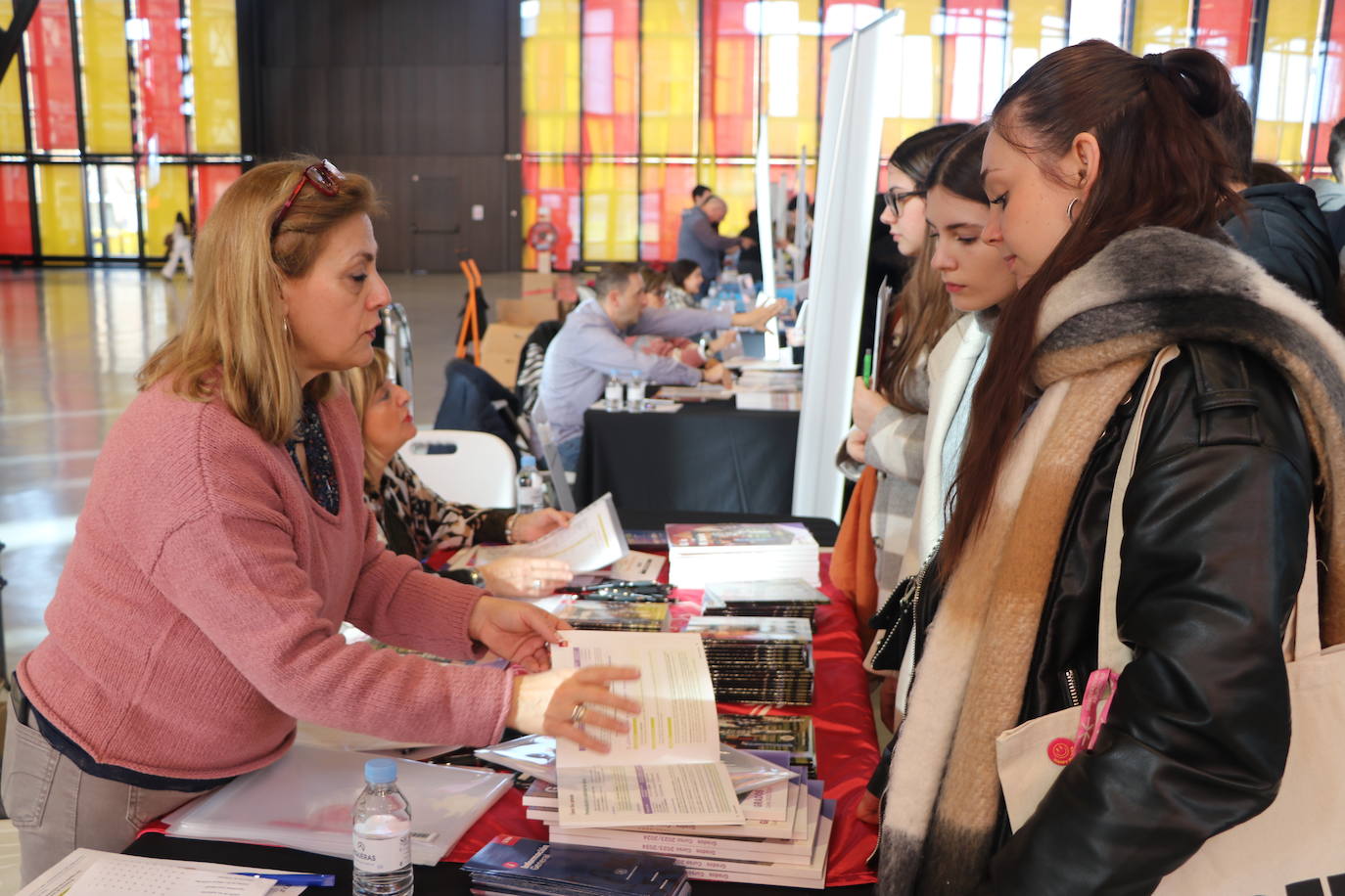 Alumnos de bachillerato acuden a la feria Unitour en el Palacio de Exposiciones de León