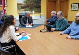 Encuentro entre representantes de la Junta y el Ayuntamiento de Algadefe.