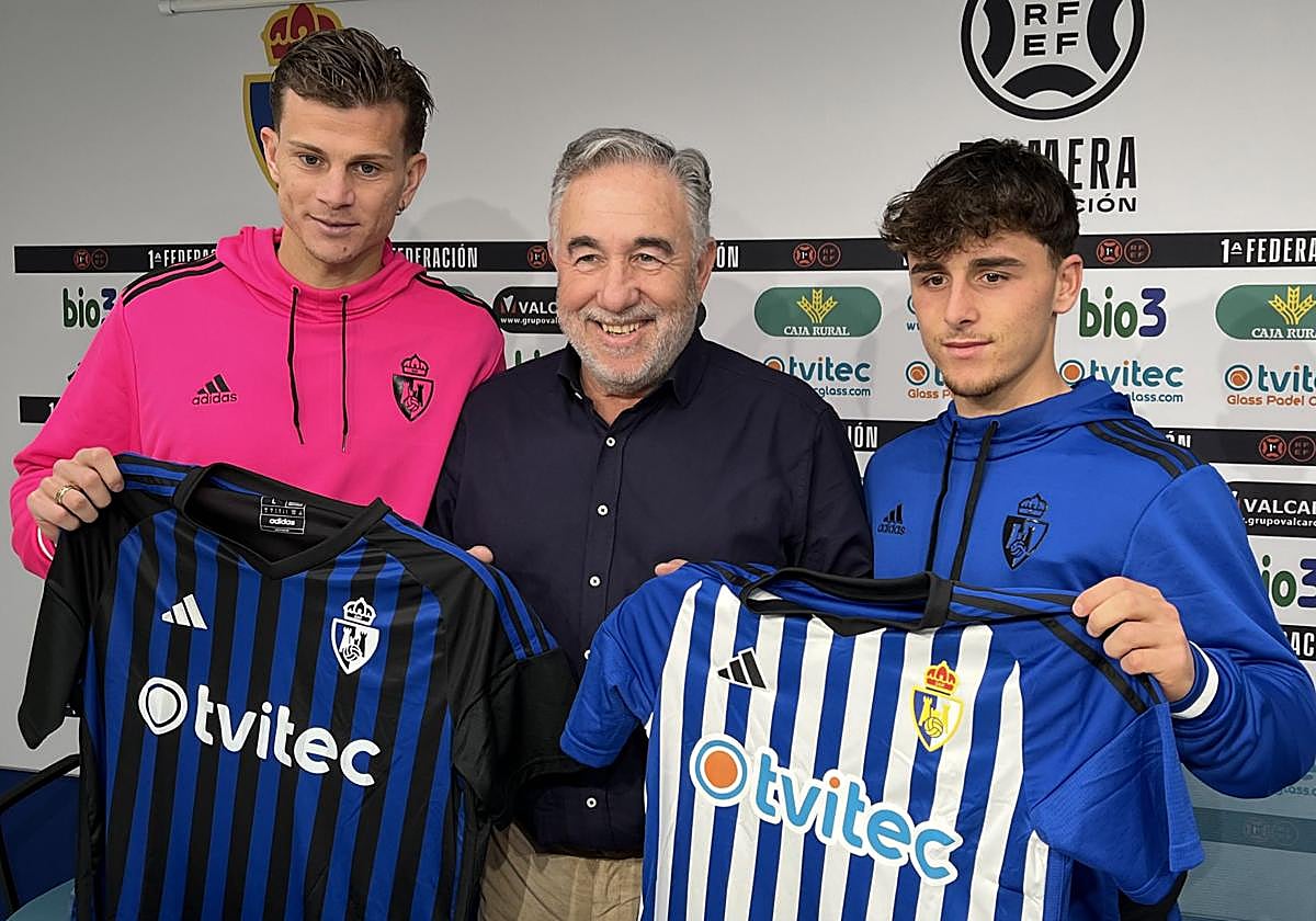 Longo y Cabanzón, en su presentación como jugadores de la Deportiva, junto al presidente, José Fernández Nieto 'Silvano'.