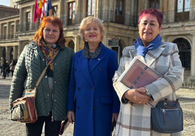 María Dolores Sánchez rodeada de portavoces de la asociación.