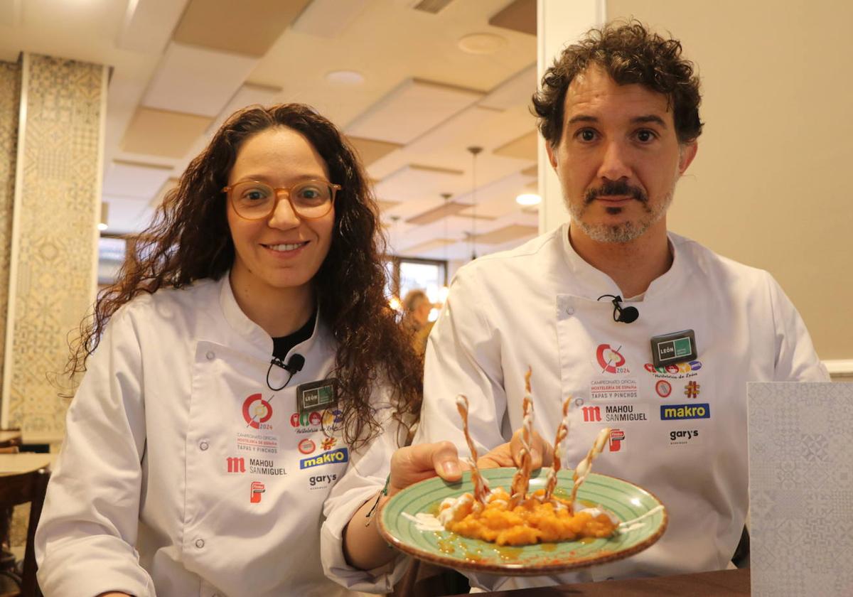 Marina y Darío Pellitero, de Rúa nova, junto a la mejor tapa de León en 2023.