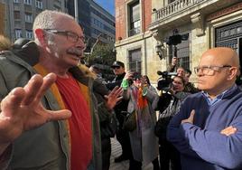 Faustino Sánchez saluda a los manifestantes y escucha sus reclamaciones.