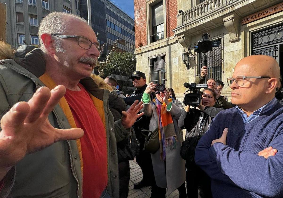 Faustino Sánchez saluda a los manifestantes y escucha sus reclamaciones.
