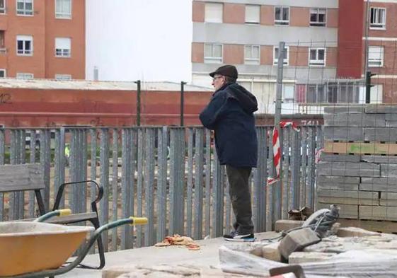 Un hombre observa una obra en León.