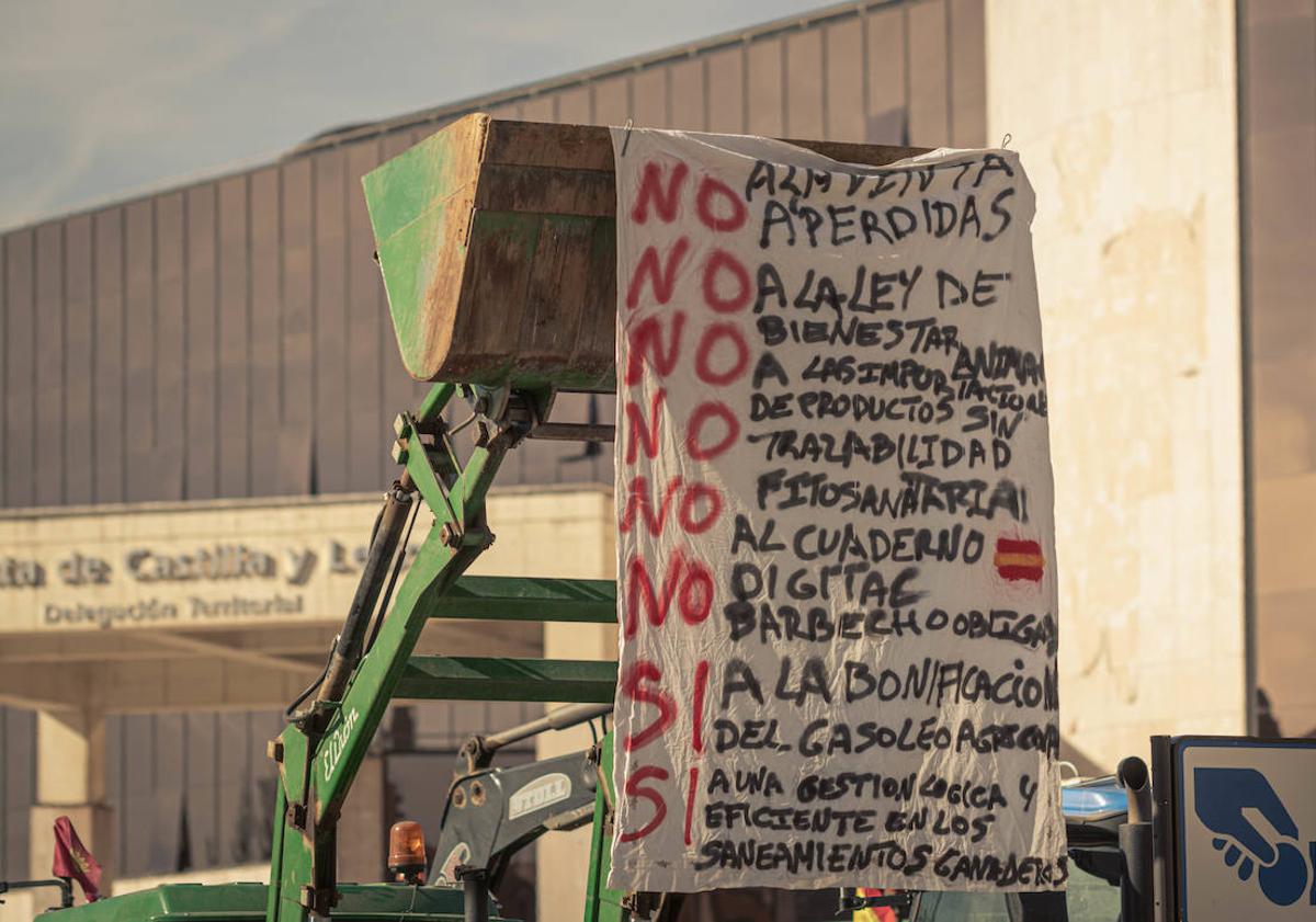 Imagen principal - Tres momentos de la manifestación del campo leonés. 