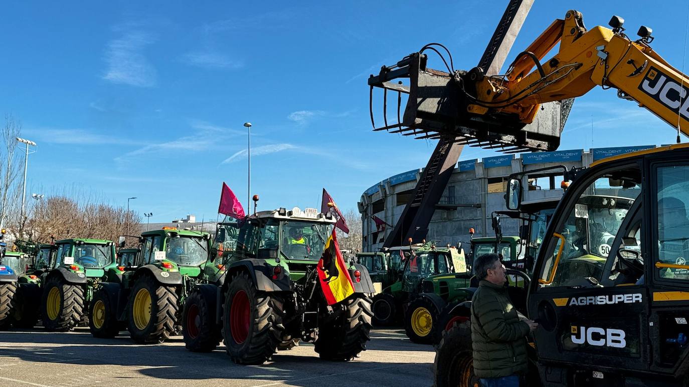 Tractores salen desde el aparcamiento del estadio Reino de León.
