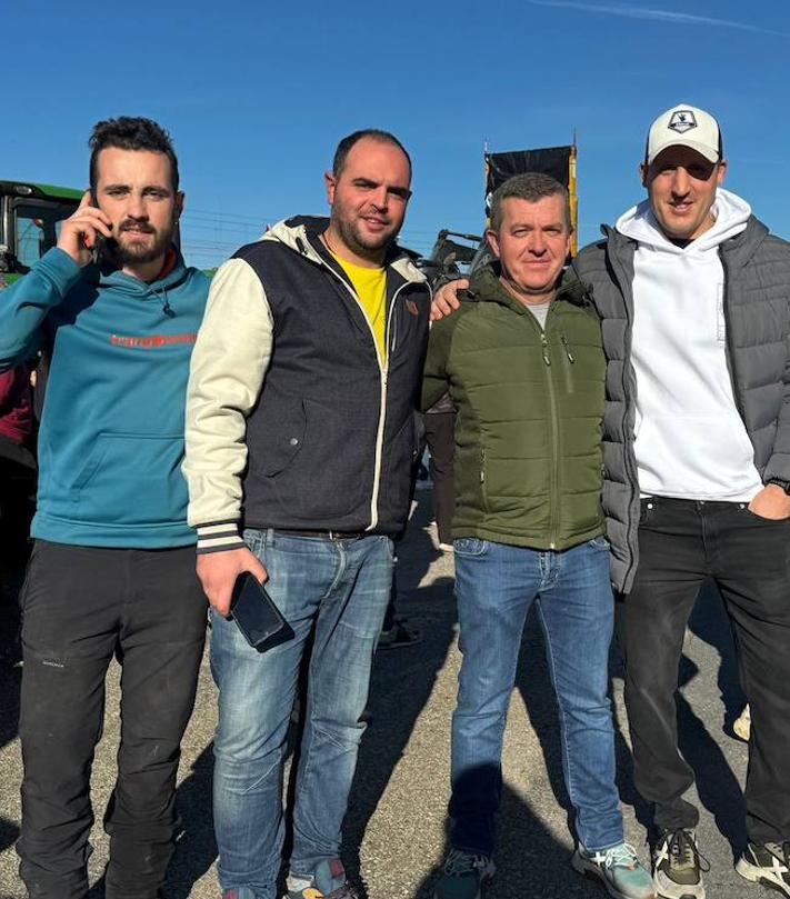 Imagen secundaria 2 - Agricultores y ganaderos reunidos en una tercera jornada de reivindicaciones.