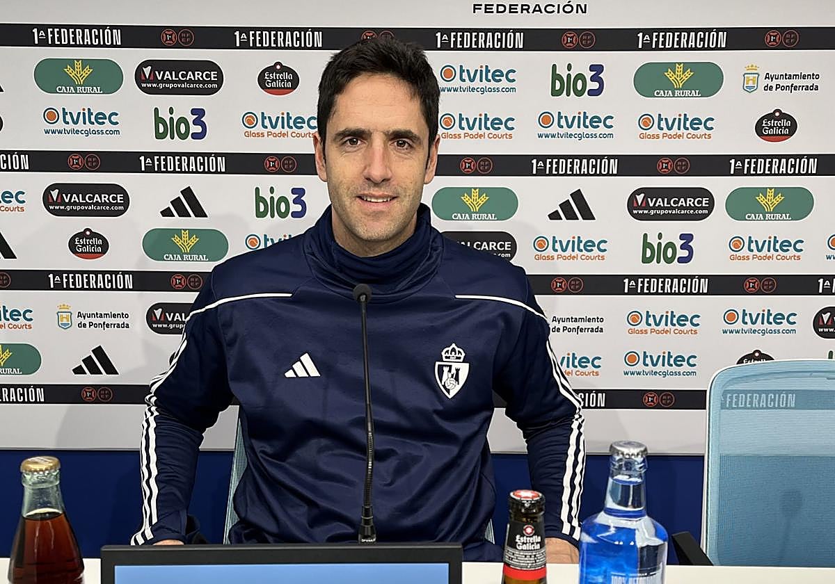 Íñigo Vélez, entrenador de la Deportiva, en la rueda de prensa de este viernes en El Toralín.