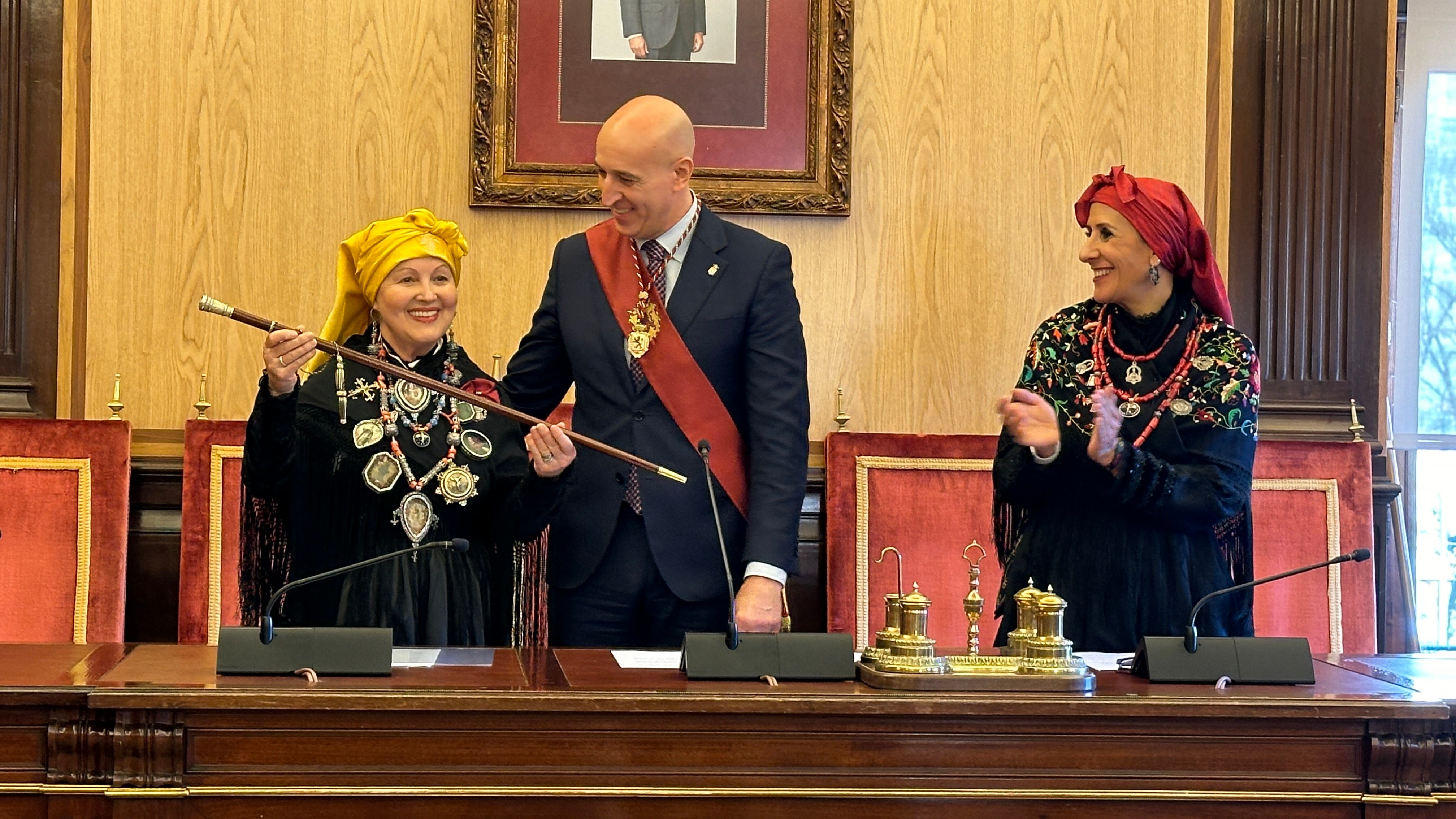 Jose Antonio Diez entrega el bastón a la Águeda Mayor.