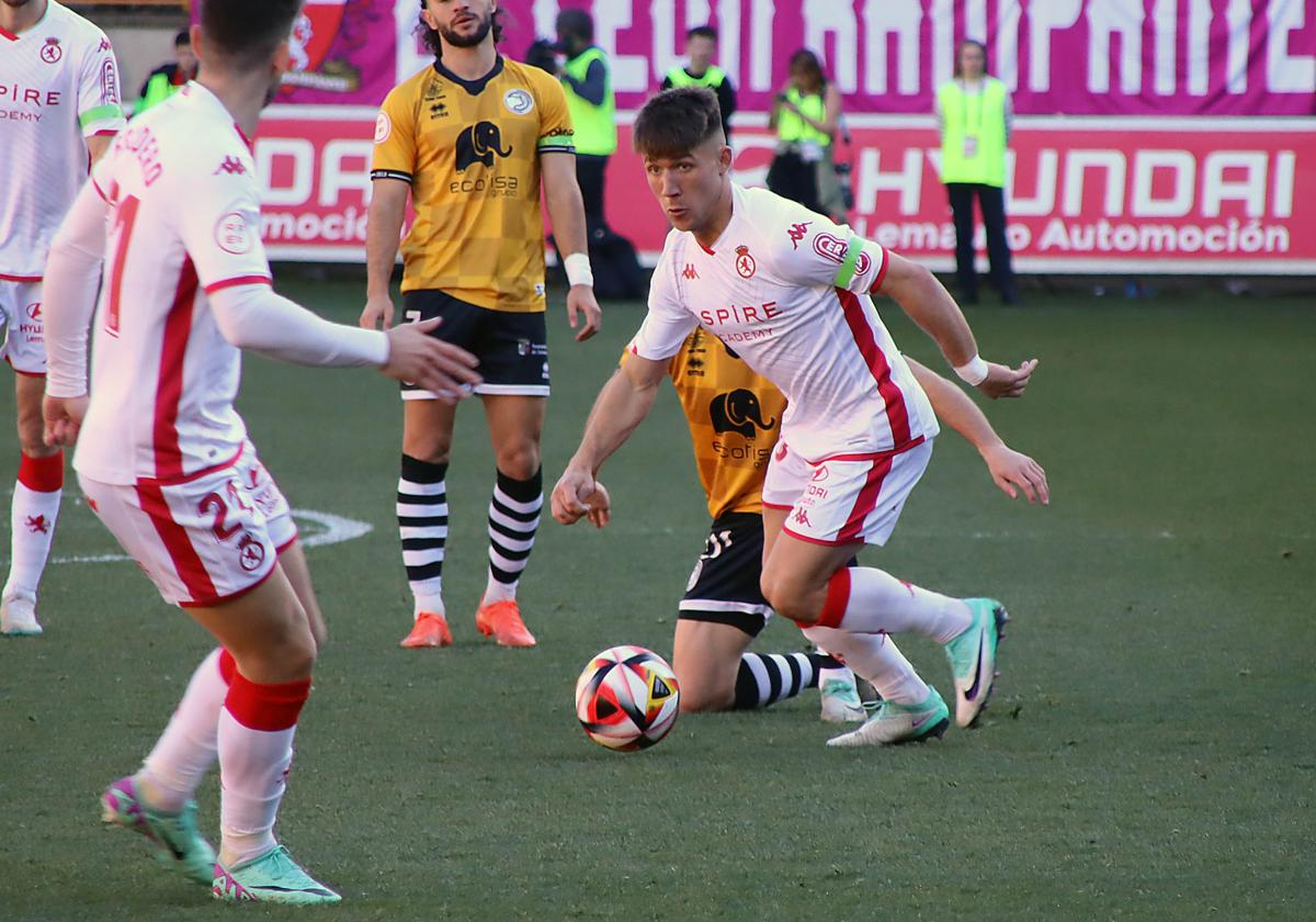 Aarón Rey, en una jugada del partido.