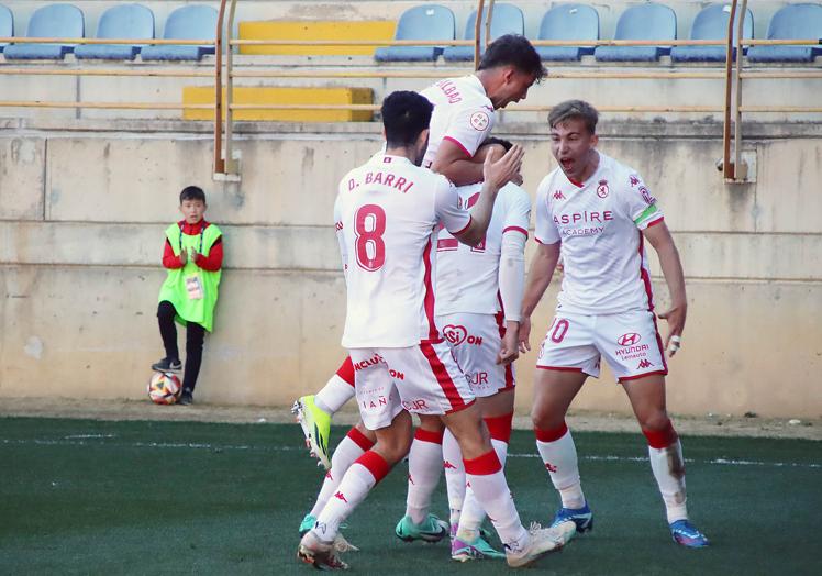 Los jugadores de la Cultural celebran el gol de Escudero.