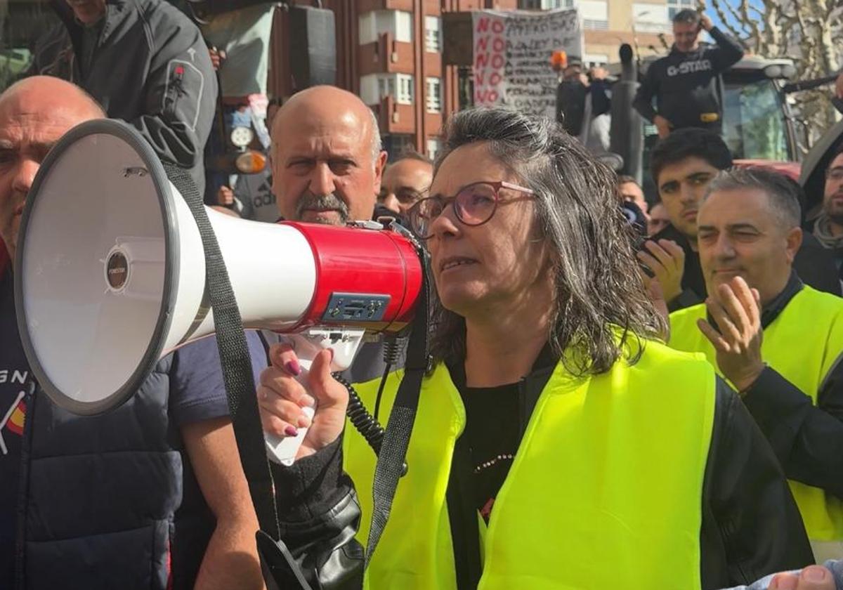 Agricultora leonesa reclama en la pueta de Subdelegación del Gobierno.