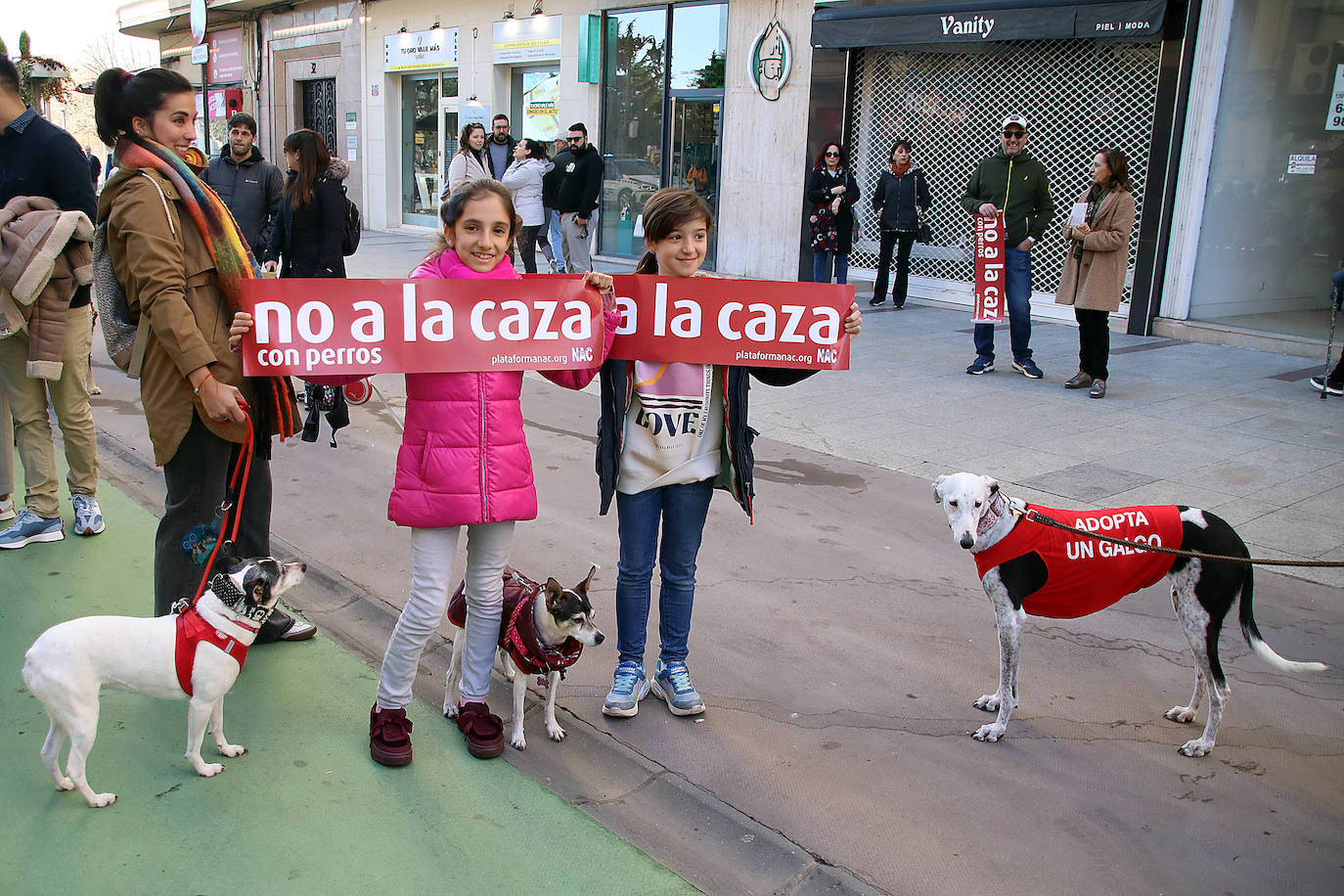 Manifestación contra la caza con perros en León