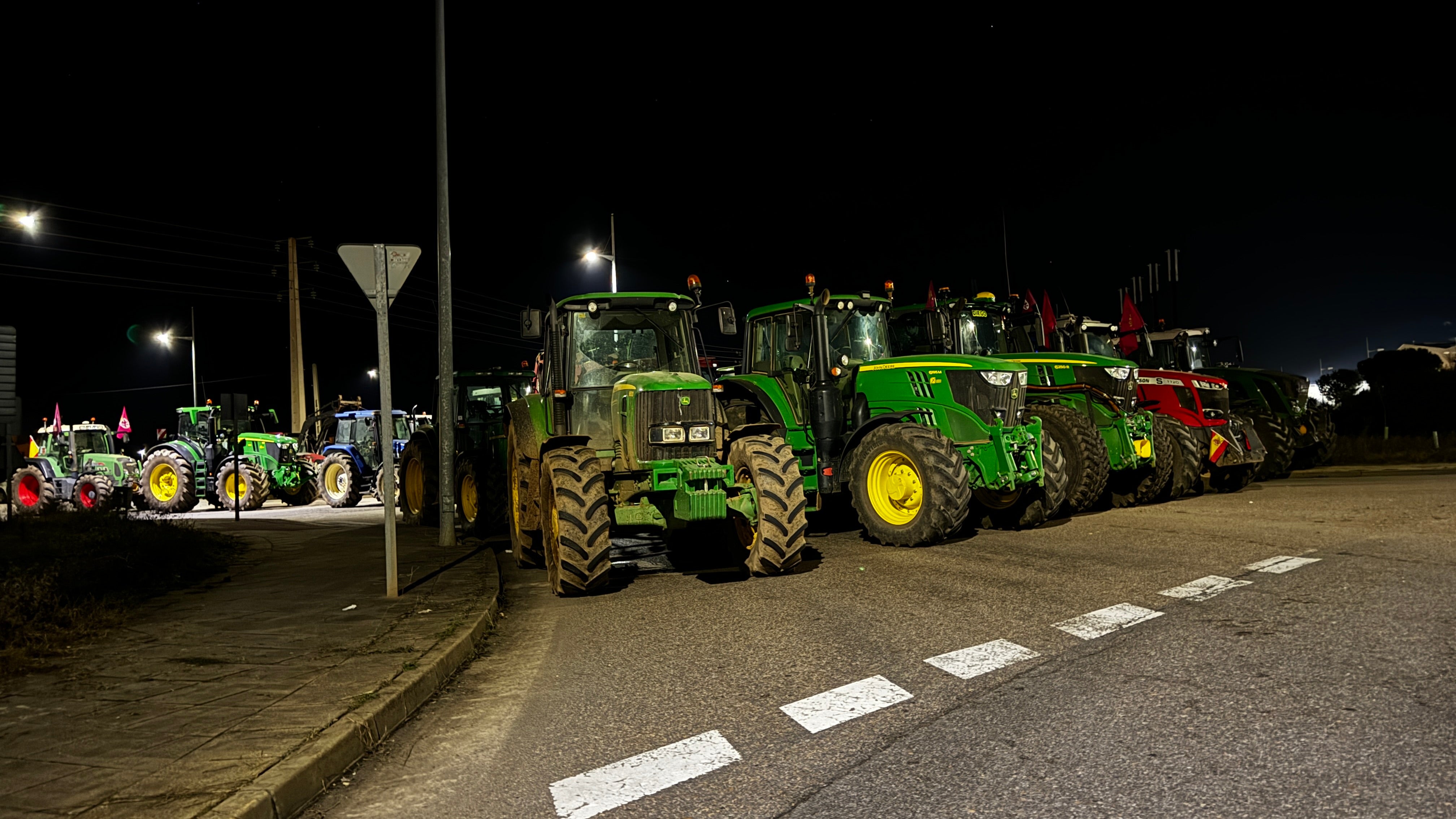 Tractorada bloquea la entrada de camiones en Villadangos