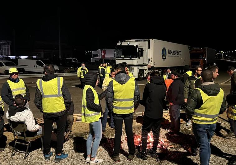 Agricultores y ganaderos evitan la entrada de camiones en Villadangos.