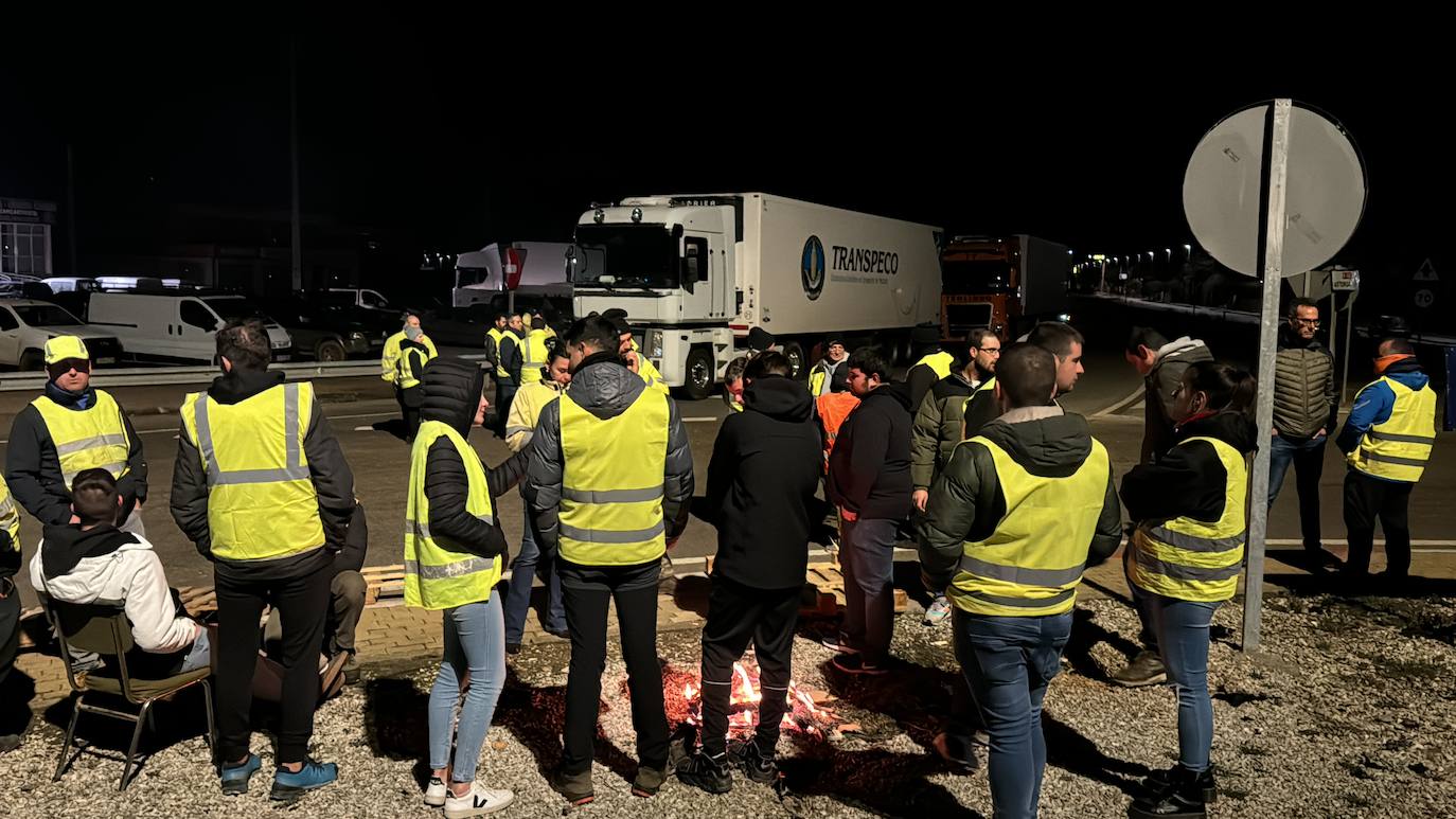 Agricultores y ganaderos reunidos en el polígono de Villadangos.