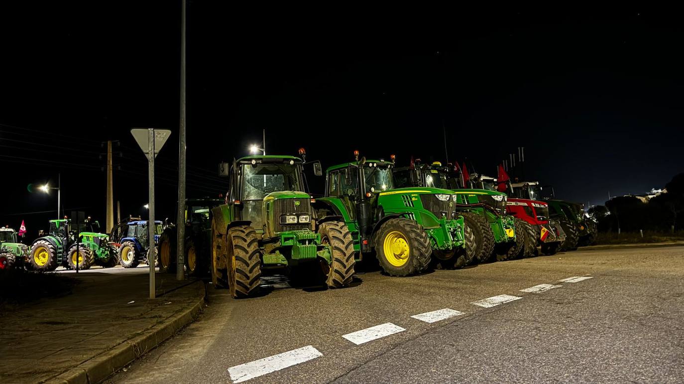 Tractores bloquean las principales vías de acceso a Villadangos.