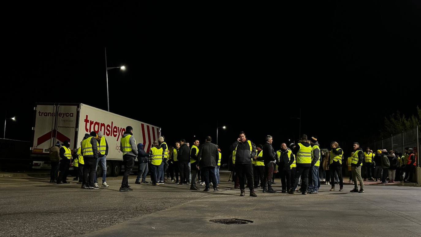 Agricultores y ganaderos bloqueando la entrada de camiones en Villadangos.