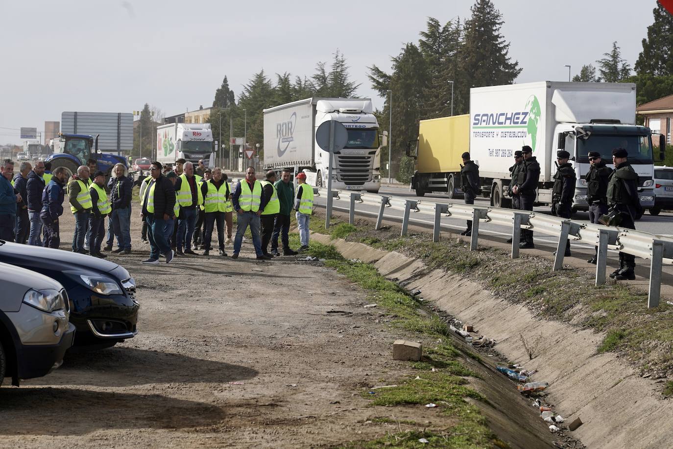 Los agricultores leoneses cortan la N-120 a la altura de Villadangos del Páramo