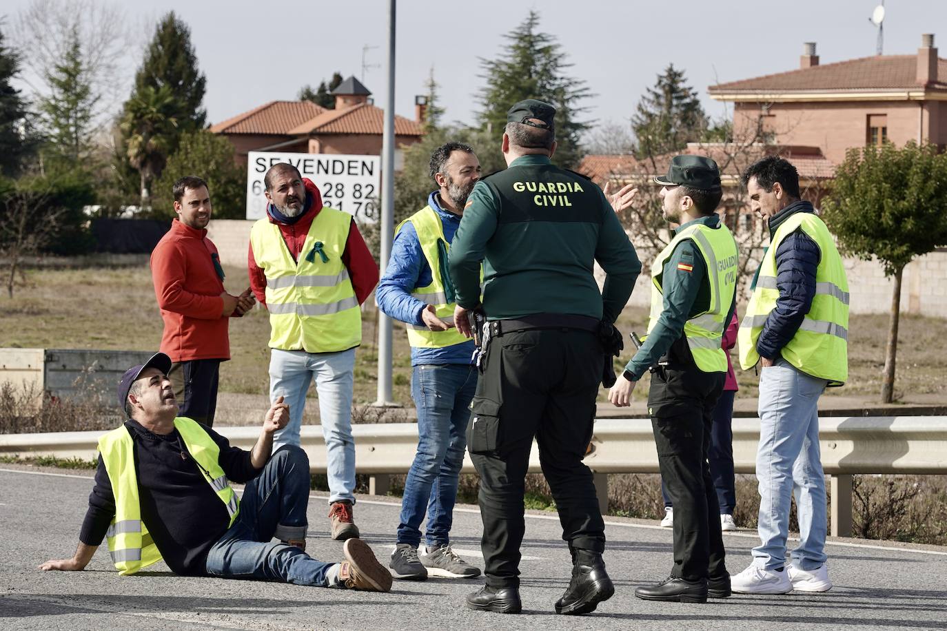 Los agricultores leoneses cortan la N-120 a la altura de Villadangos del Páramo