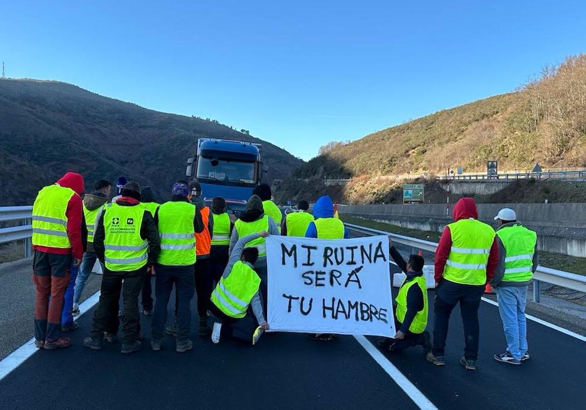 Los agricultores cortan difentes carreteras de la provincia leonesa