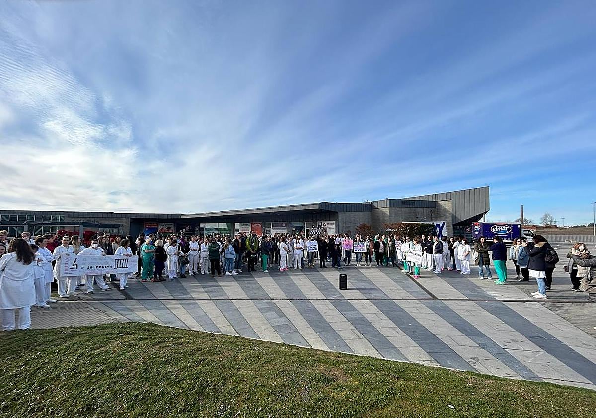 Imagen principal - La enfermería leonesa exige «transparencia en los contratos» y derecho a conciliar