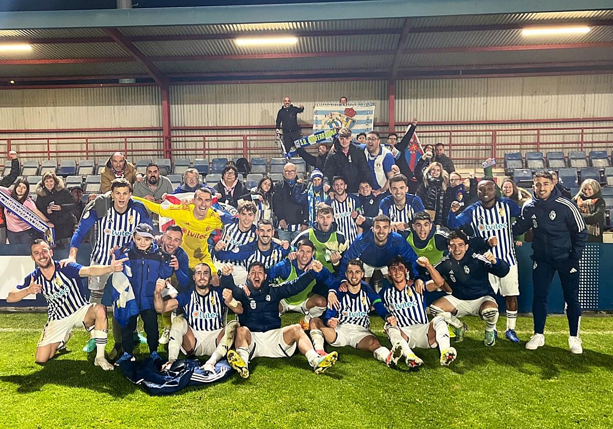 Los jugadores de la Deportiva celebran la victoria ante Osasuna Promesas.