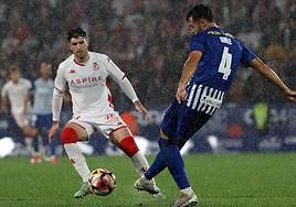 Escudero y Sibille, en un lance del derbi de la primera vuelta.