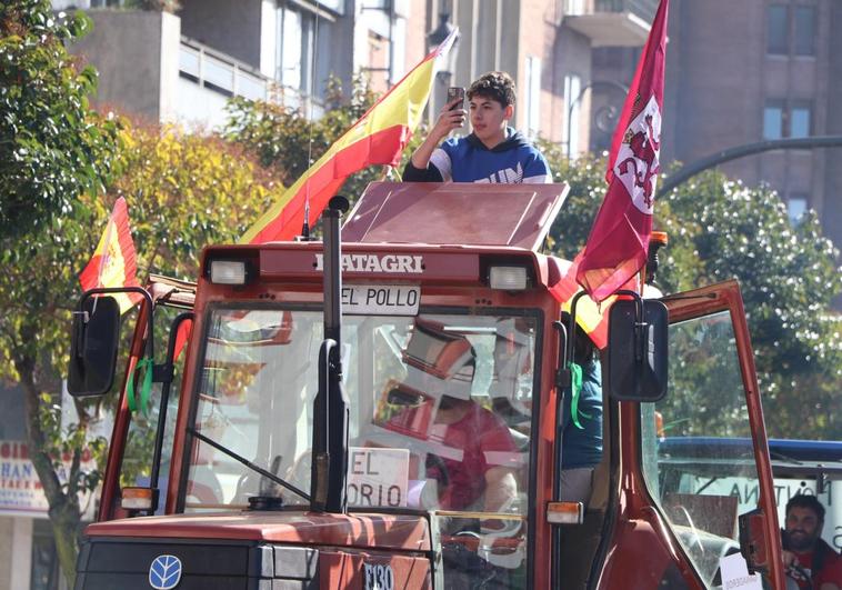 La tractorada ocupa buena parte de la capital leonesa durante varias horas.