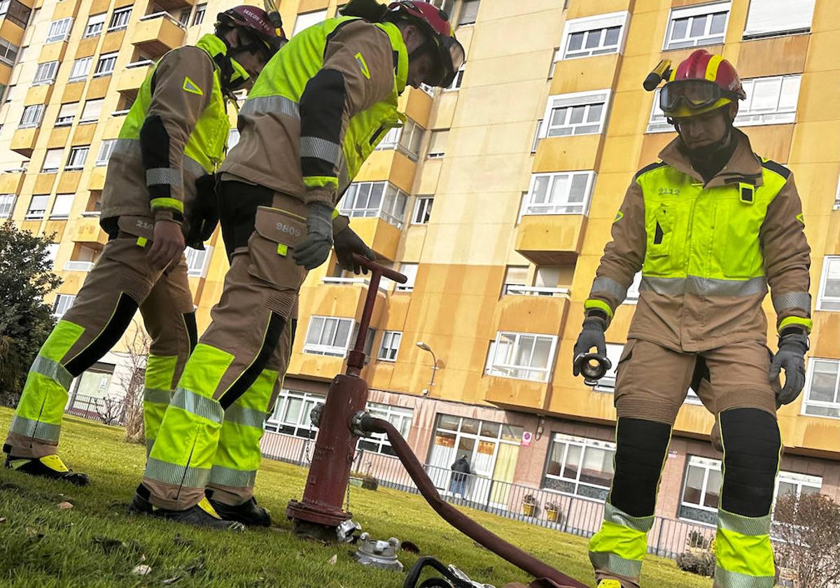 Los Bomberos de León revisan el estado de los hidrantes de la ciudad