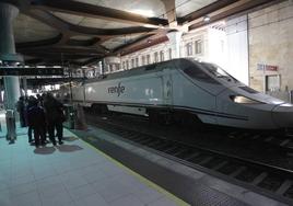 Un tren Alvia en la estación de Oviedo.