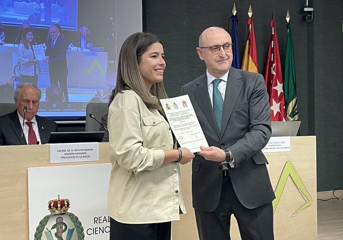 Alba Martín González recoge el premio a su investigación.