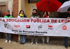 Protesta de la educación pública de León frente a la Dirección Provincial.