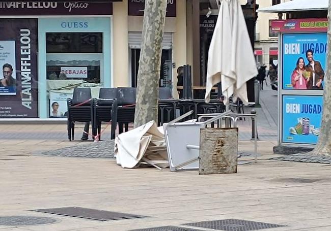 Una sombrilla de una terraza volcada en León.