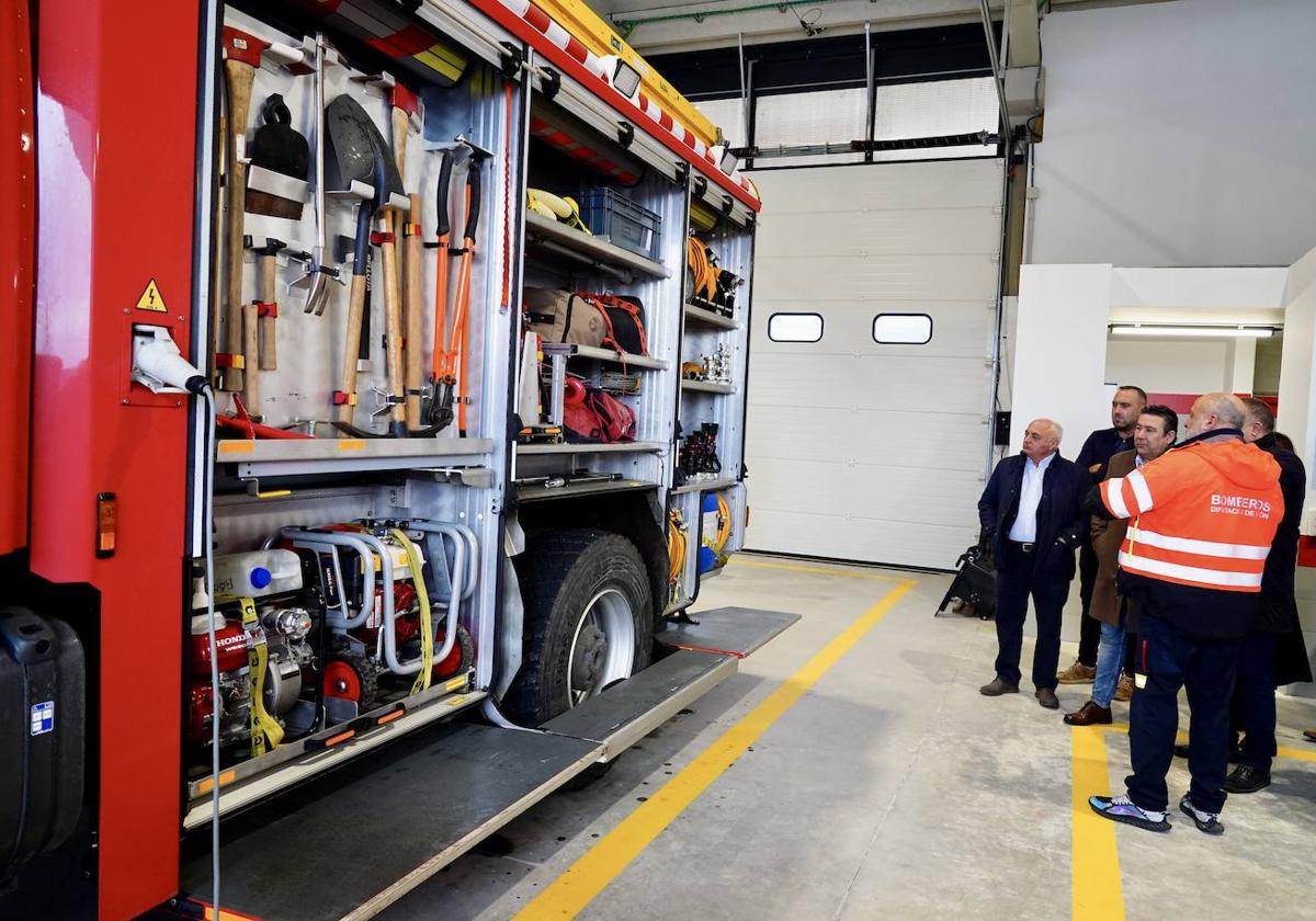 Inauguración de los parques de bomberos de Celada y Cistierna.