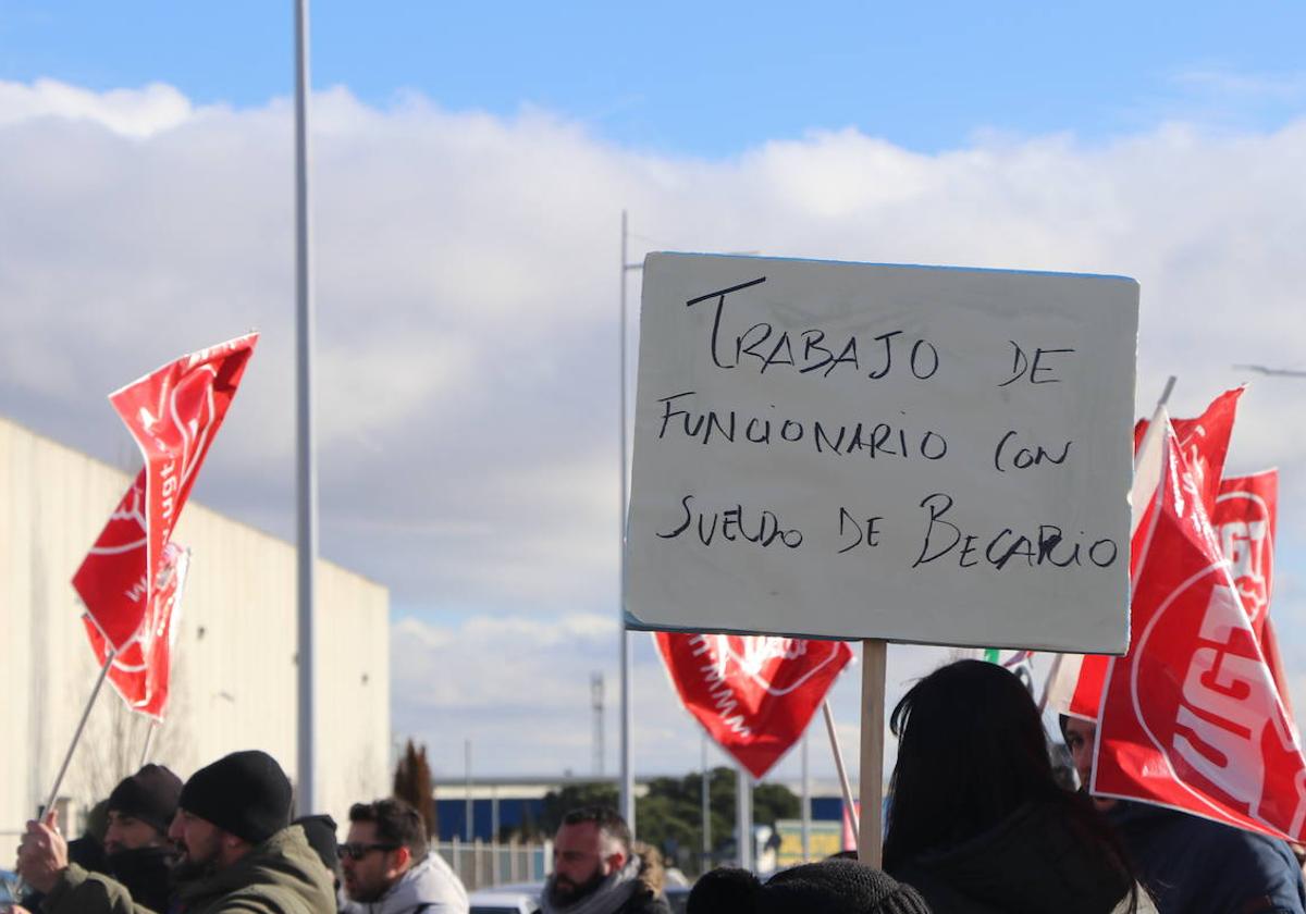 Cartel en una concentración frente a la sede del Centro Estrada en enero.