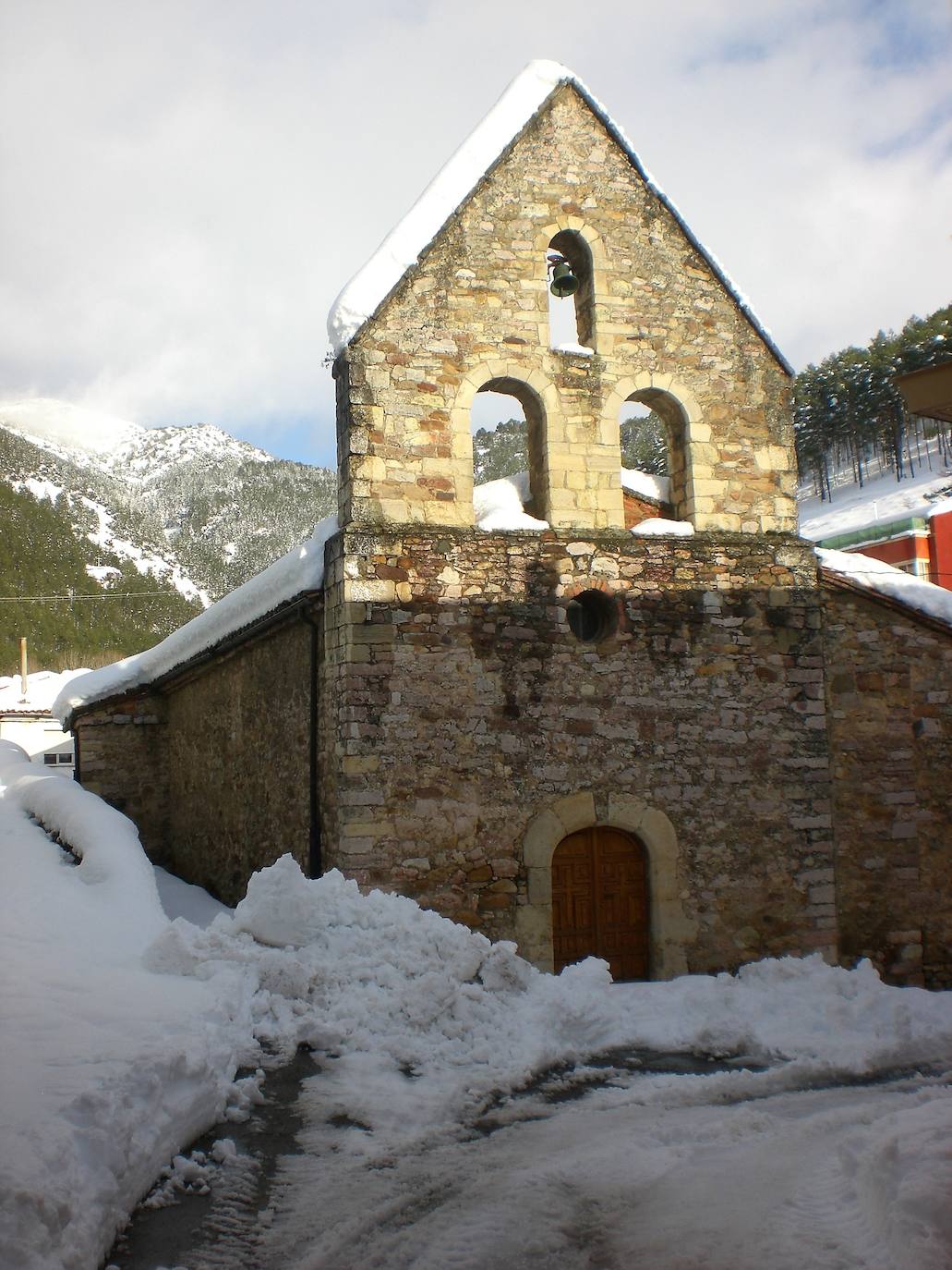 Iglesia de Sta. María de Cistierna fundada en a 1122 por el presbítero Pedro Velaz.