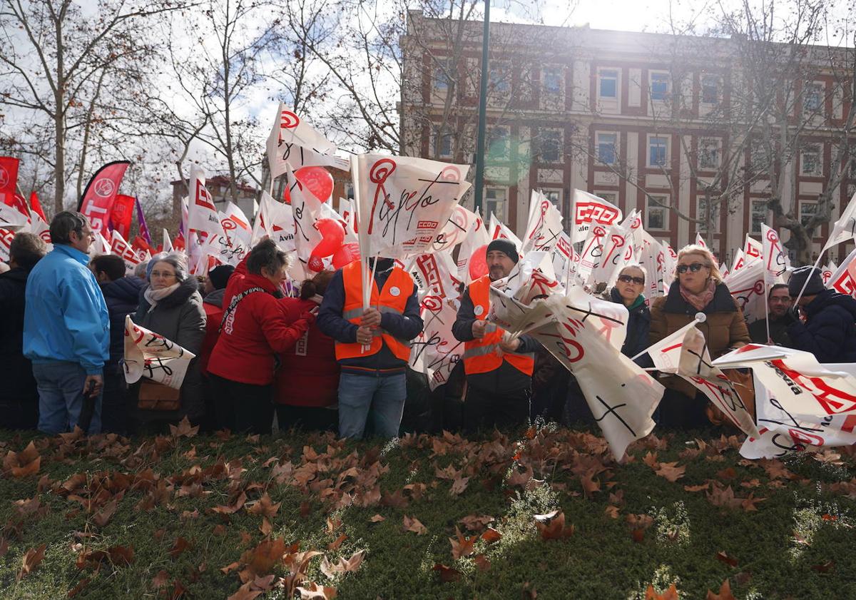 Imagen principal - Miles de personas exigen a la Junta «respeto» por Castilla y León