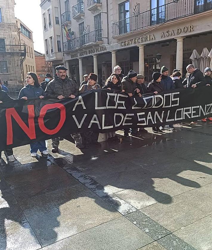 Imagen secundaria 2 - Santiago Millas dice desde Astorga «no a los lodos»
