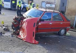 Imagen del turismo que colisionó contra el camión en Rioseco de Tapia.