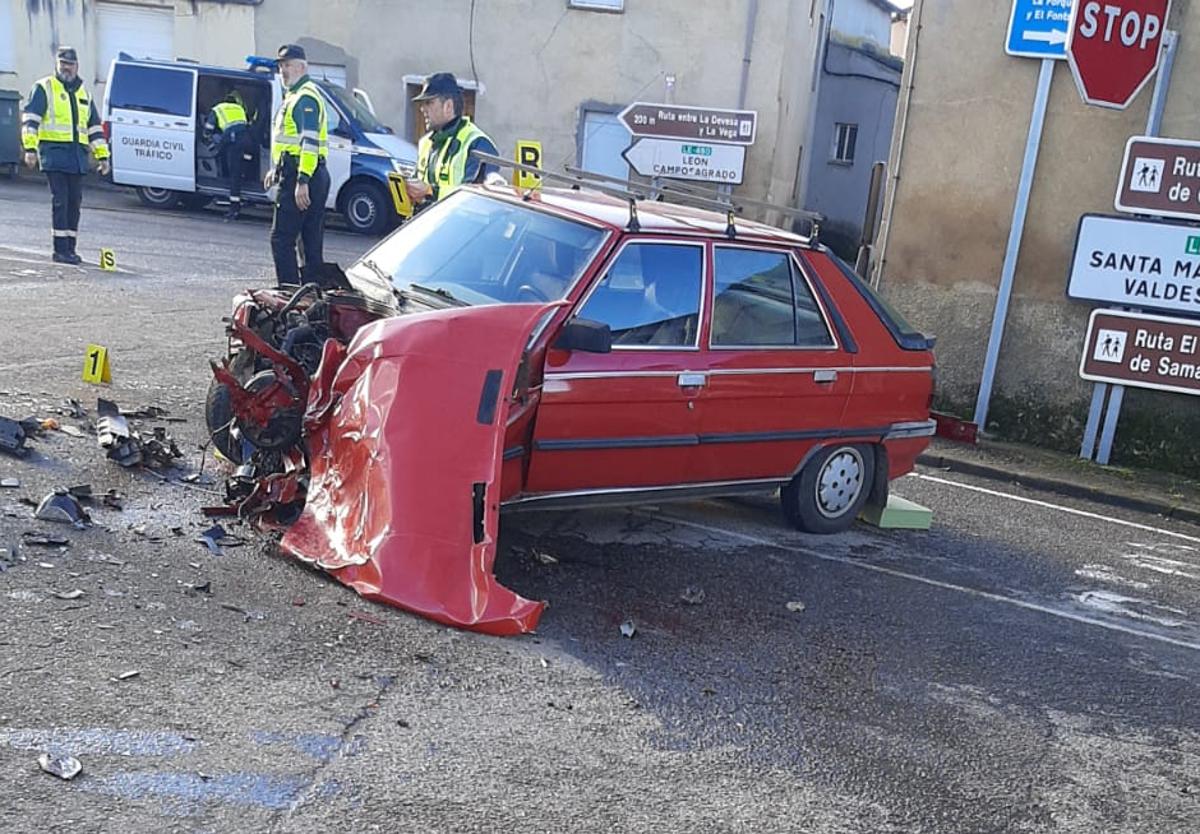 Imagen del turismo que colisionó contra el camión en Rioseco de Tapia.