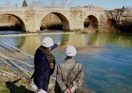 El consejero de Cultura, Turismo y Deporte, Gonzalo Santonja, visita las obras de restauración del Puente Canto de Sahagún.