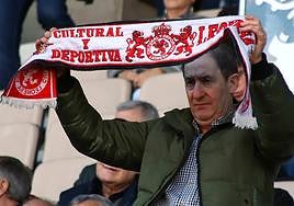 Un aficionado de la Cultural, en la grada del Reino de León.